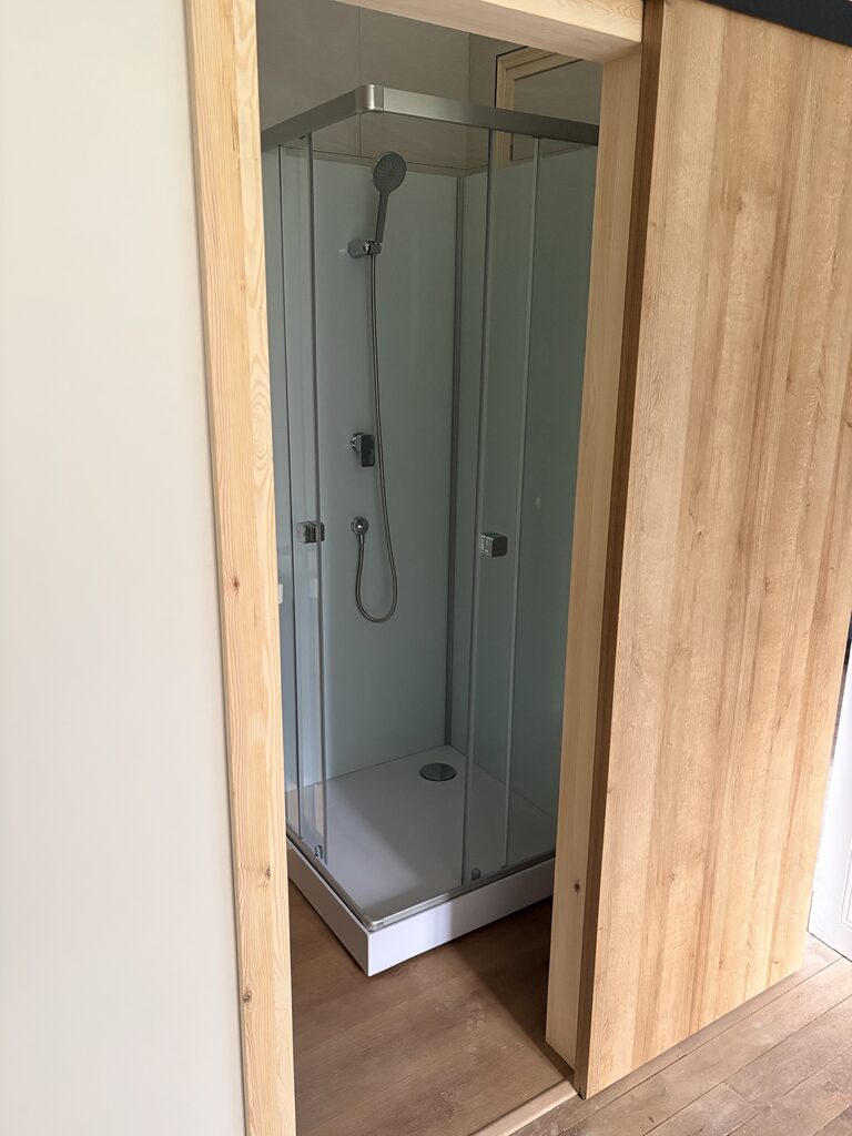 Douche dans espace restreint gîtes